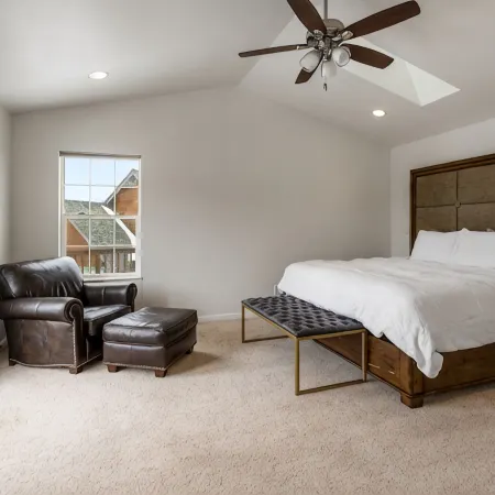 Large home w/ hot tub, cinema, bar/game room