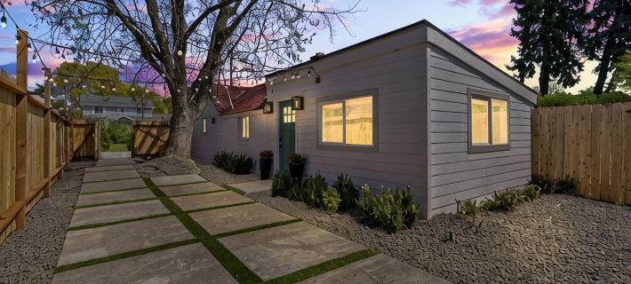 Private, Peaceful Home Away from Home with Courtyard—Sleeps 4! Hotels in Spokane Valley