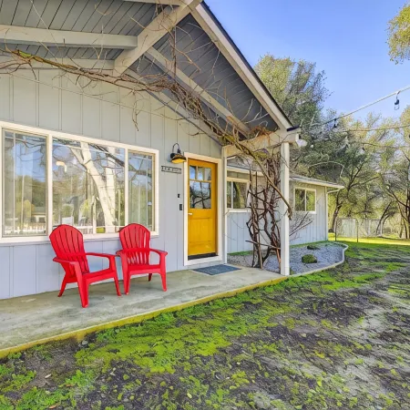 Walk to Dtwn! Dog-Friendly Oakhurst Gem w/ Yard