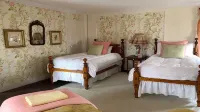 Miner Cottage-Historic Antique Home just steps from the Equinox Resort - Wifi
