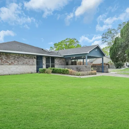 5BR Family Gem: Barbecue, Swim & Relax!