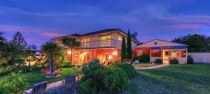 Alice Beside the Sea - 4 Bedroom Upstairs Apartment. Hotels in Devonport