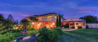 Alice Beside the Sea - 4 Bedroom Upstairs Apartment. - 3-Star