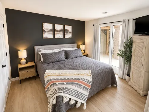 Renovated 2-bed / 2-bath condo POOLSIDE & LAKEFRONT! - 4 estrellas