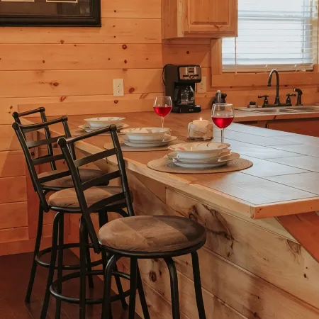 Twin Oaks: Close to Town! Mtn Views! Hot Tub!