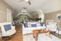 The Oasis at Lake Gaston - Heated Pool, Hot Tub, Pontoon Boat Rental Included! - Wifi