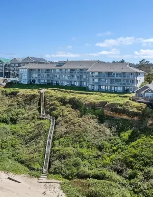 1st floor Oceanfront studio with king bed and hot-tub & AC - 4-Star