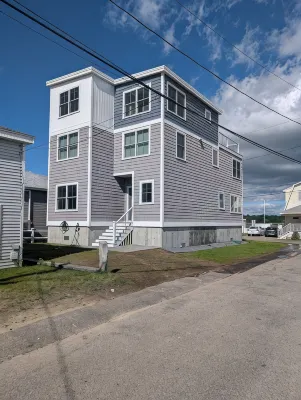 Spacious 6 BR, 4.5BA with water views across street from beautiful Wells Beach - 4-Star