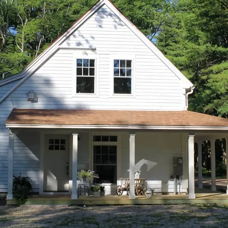 Charming Cottage Apartment, Private, Quiet and Sparkling Clean. 1 Bedrm 1 Bath.