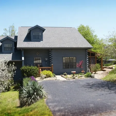 Cozy Ozarks Retreat ~ Updated Cabin Condo with Screened Porch