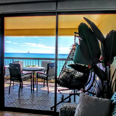 Direct Oceanfront in the Heart of Waikiki! Spectacular New Custom Reno!!!