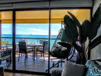 Direct Oceanfront in the Heart of Waikiki! Spectacular New Custom Reno!!! - บังกะโล