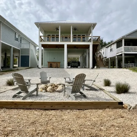 Beautiful home on the river, mins to the Gulf; fire-pit, bar, view