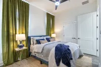 Luxe Downtown Townhouse – Walkable, Stylish & Spacious - 부티크