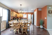 Modern Cabin Vibe, With great back yard to relax in. New furnishings and hot tub - 4 estrellas