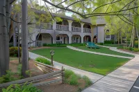 Coachlite Inn - parking