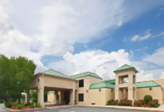 Holiday Inn Express 小石城 - 機場 小石城機場附近的飯店