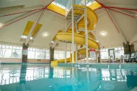 Pocaterra Inn and Waterslide - Pool