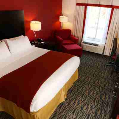 Holiday Inn Express & Suites Sumter Rooms