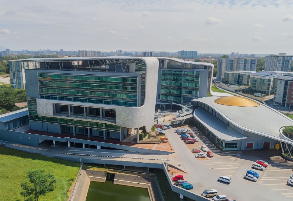 Raia Hotel & Convention Centre Kuching의 실외 수영장 이미지