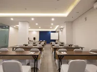Hotel 88 Bekasi by WH Hotels near Cibeureum Lake