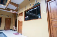 Wisma Handayani Syariah Mitra RedDoorz Near Rsud Wonosari Hotels in Playen