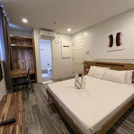 Blue Lagoon Inn & Suites