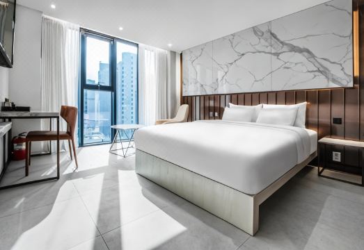 호텔 더 캐슬 2의 아늑한 객실 모습