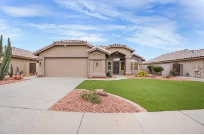 Beautiful Pool and Spectacular Modern Home! Your Arizona Sunshine Oasis Awaits! Hotels near Cactus Square