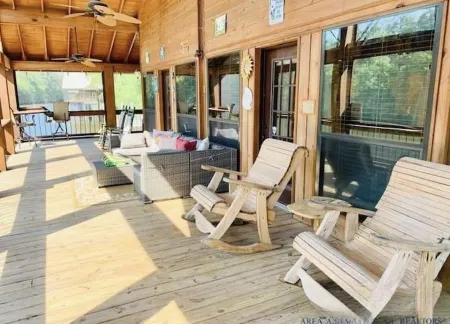 Fall!!! Hot Tub!! Fire Pit! Getaway at This Epic Waterfront Home!!