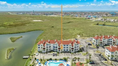 ArcadeFun! Walk2Beach! Hot Tub! Heated Pool! Sleeps7! Pets!