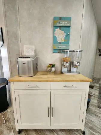 Cozy Cabin with a Hot Tub!