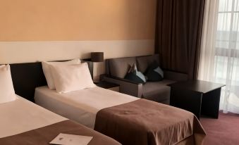 Golden Hills Hotel