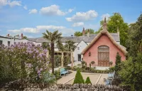 Le Petit Chateau & William de Percy - parking