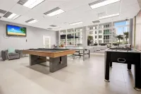 Luxurious Furnishings and Convenient Amenities - Elegant Modern Retreat 比斯坎灣住宿飯店