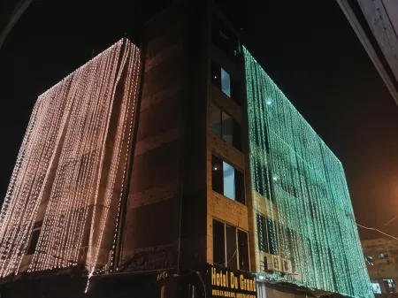 Hotel de Grand Отели рядом с достопримечательностью «Раджа Базар»