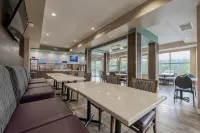 Holiday Inn Express Golden-Kicking Horse
