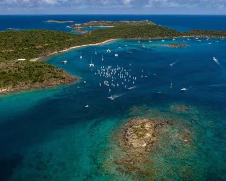STEPS TO SAND! Sapphire Beach bliss: Renovated 2 bed 2.5 bath at Crystal Cove Hoteles en Santo Tomás