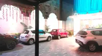 Leela Bizotel - parking
