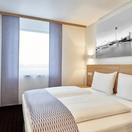McDreams Hotel Düsseldorf-City Отели рядом с достопримечательностью «Лиренфельд»
