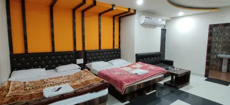 Hotel Grand Palace Отели рядом с достопримечательностью «Vishnupad Temple»