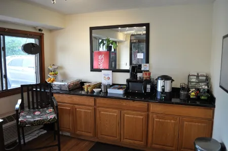 Super 8 by Wyndham Petoskey Отели в г. Петоски