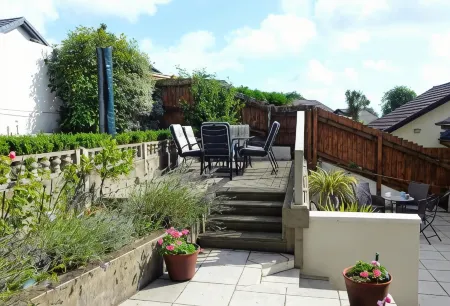 Valley Retreat - Peaceful Location, Walk to Beach, Parking