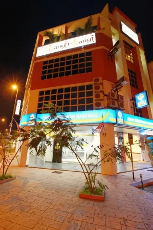 Langit Langi Hotel @ KLIA/KLIA2 Отели в г. Денгкил