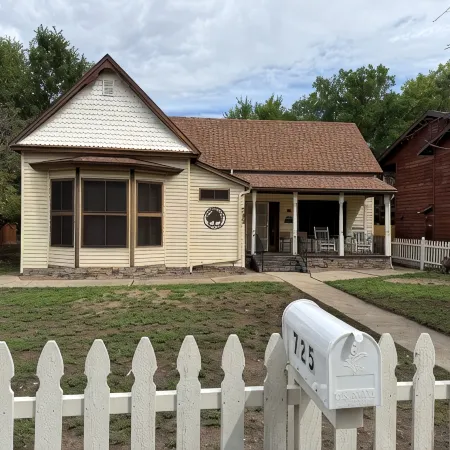 Charming 3-bedroom house with WiFi, AC in fabulous Prescott