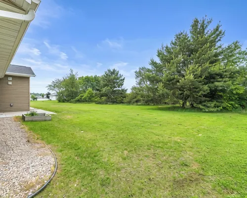Charming 3-bedroom townhome with a backyard, WiFi and AC in delightful Plover WI Hotels in Plover