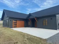 Cozy, Tranquil, & Stunning Lake View Home with Hot Tub, Sauna, and Outdoor Fun! - 4-Sterne
