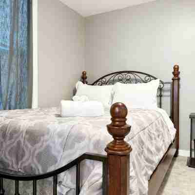 Downtown EVV 2BR- 1.5BA Apt- Chandler A Rooms