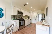 Modern 2/2 Glendale Condo, Parking, Washer/Dryer