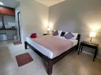 Ser-EN-Dip-I-TY Hotels near Butterfly Complex Center